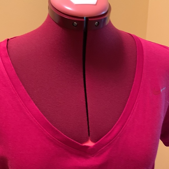 The Nike Tee Dri Fit with an athletic cut - Picture 3 of 10